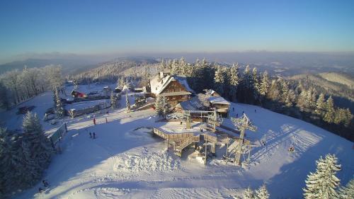 附近景點, Apartmánový dům Karolinka (Apartmanovy dum Karolinka) in 卡羅連卡