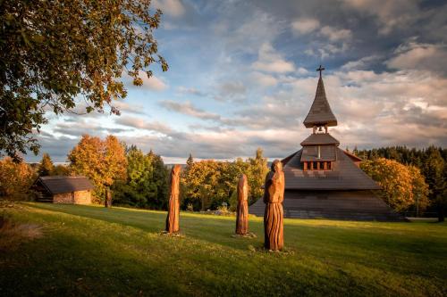 附近景點, Apartmánový dům Karolinka (Apartmanovy dum Karolinka) in 卡羅連卡