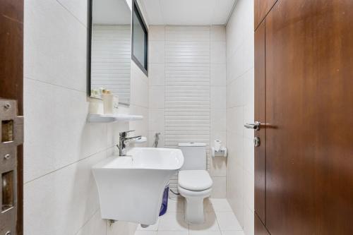 Stylish 1BR Sanctuary with Gym and Pool Access