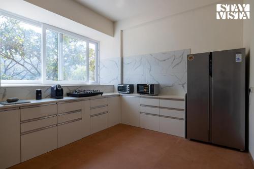 virtuve, StayVista at The Chirping Villa with Infinity Pool in Shilimb