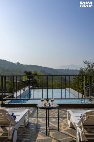Peldbaseins, StayVista at The Chirping Villa with Infinity Pool in Shilimb