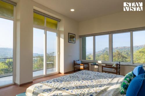 StayVista at The Chirping Villa with Infinity Pool in Shilimb
