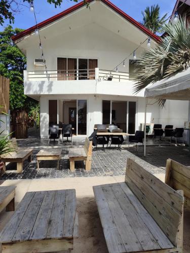 Restaurant, Castle Rock Apartelle near Punta Bunga Beach