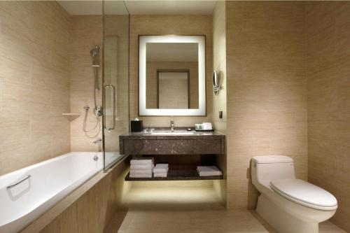 Superior King Room image 6