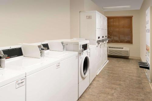 WoodSpring Suites Champaign near University - image 6
