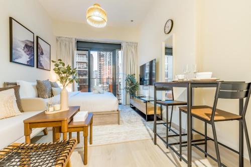 City View Studio Minutes Drive to Burj Khalifa, Azizi Riviera 43, Al Merkadh by Deluxe Holiday Homes, Dubai (foto 7)
