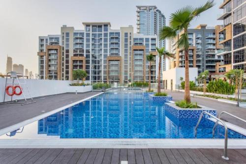 City View Studio Minutes Drive to Burj Khalifa, Azizi Riviera 43, Al Merkadh by Deluxe Holiday Homes, Dubai (foto 5)