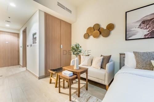 City View Studio Minutes Drive to Burj Khalifa, Azizi Riviera 43, Al Merkadh by Deluxe Holiday Homes, Dubai (foto 8)