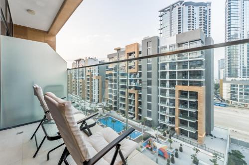 City View Studio Minutes Drive to Burj Khalifa, Azizi Riviera 43, Al Merkadh by Deluxe Holiday Homes, Dubai (foto 4)