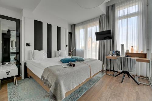 1 queen bed, 1 sofa bed