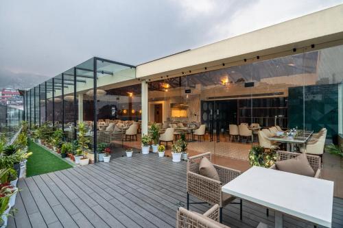 Restaurant, The White Rock Inn & Dine in Motinagar