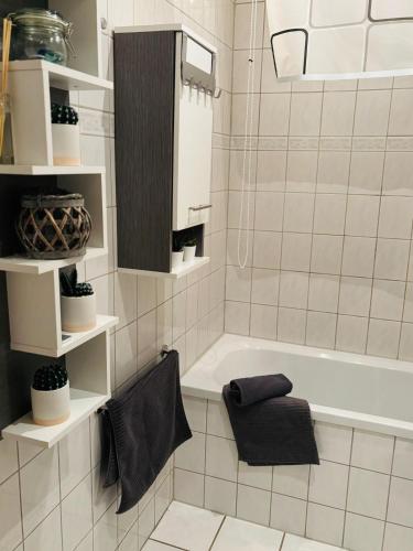 ห้องน้ำ, schöne Ferienwohnung über den Dächern von Plauen (schone Ferienwohnung uber den Dachern von Plauen) in เพลาเอิน