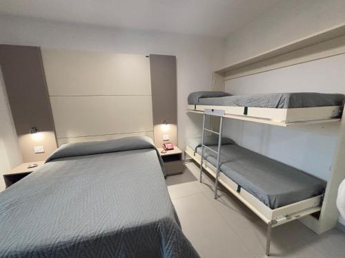 1 queen bed, 1 bunk bed