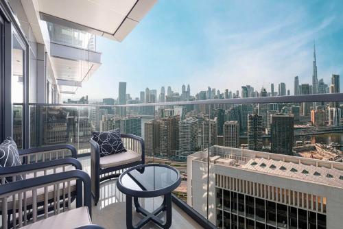 Modern 1-Bedroom Apartment with Stunning Burj Khalifa and city Views, Dubai