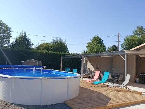 Peldbaseins, Le Hangar de Papi in Villeneuve-la-Comtesse