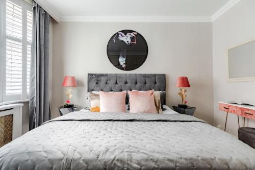 Unique Designer Flat in Quiet Ambiance of Fancy Soho - image 2