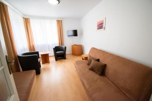 1 twin bed, 1 sofa bed