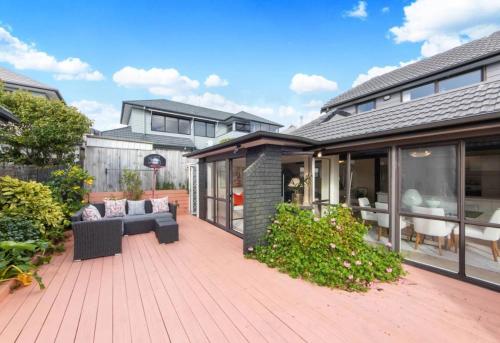 شرفة/ تراس, A Home Away from Home - Bucklands Beach Luxury 3-Bedroom Garden Villa in بوكلاندز بيتش