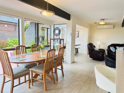 A Home Away from Home - Bucklands Beach Luxury 3-Bedroom Garden Villa, Auckland (foto 6)