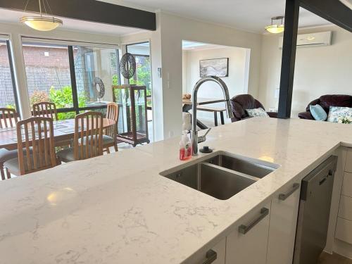 مطبخ, A Home Away from Home - Bucklands Beach Luxury 3-Bedroom Garden Villa in بوكلاندز بيتش