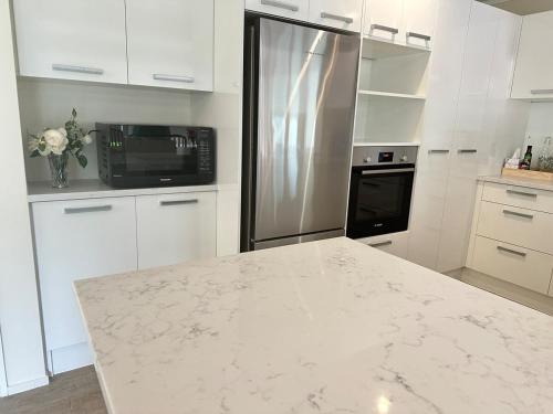 مطبخ, A Home Away from Home - Bucklands Beach Luxury 3-Bedroom Garden Villa in بوكلاندز بيتش