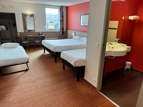 1 queen bed, 1 twin bed