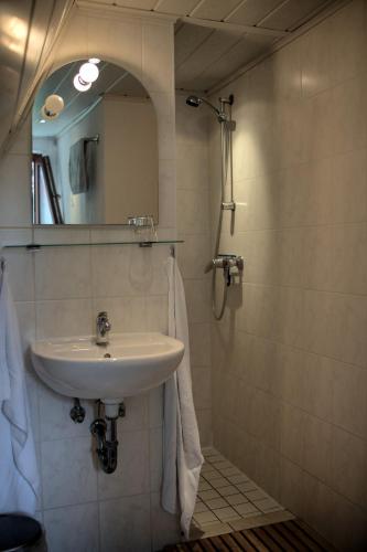 Cottage with fireplace and Bodden view in Ummanz