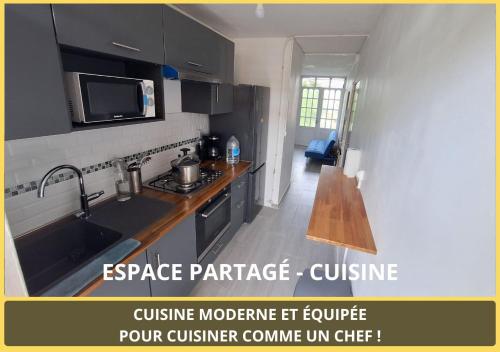 Kitchen, Chambre Carnaval Abymes Guadeloupe in Les Abymes