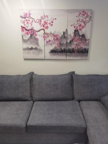 70m 2BR bright luxury apt - Tap to explore photos