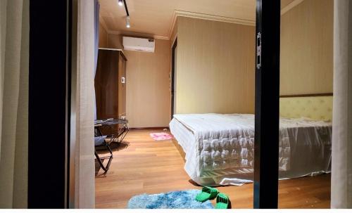 Nha ben vuon Man in La Phu