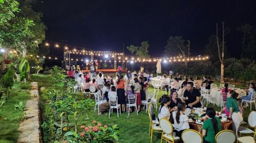 Nha ben vuon Man in La Phu