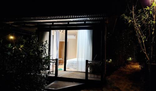 Nha ben vuon Man in La Phu