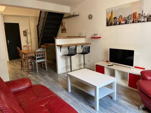 Koplietošanas atpūtas telpa ar TV, Apartment Montmerle centre, 10 minutes Belleville in Montmerle Sur Saone mazpilsēta