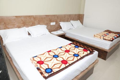 2 queen beds, 1 futon bed