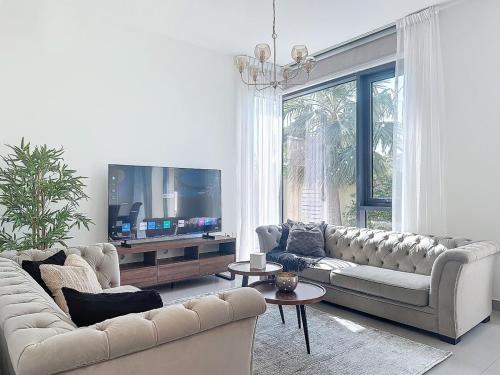 Modern Five Bedroom Villa with BBQ and Garden, Dubái