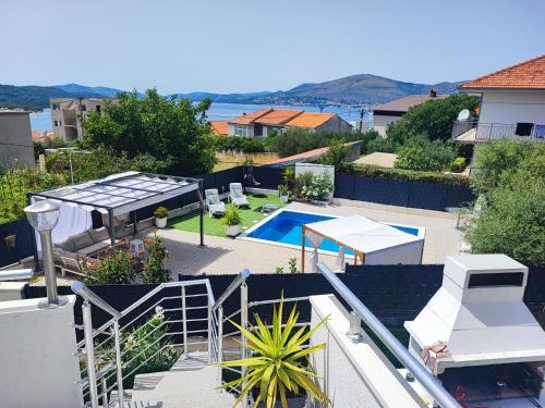 Modern Apartment with Pool Near Beach Free Parking in Okrug Gornji
