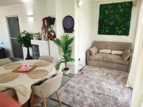 Modern Apartment with Pool Near Beach Free Parking in Okrug Gornji