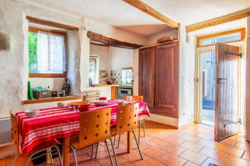 Charmante maison au bord de la rivière (Charmante maison au bord de la riviere) in Saint-Maurice-Navacelles