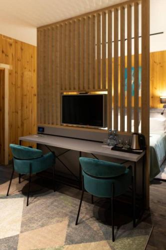 2 twin beds, 1 sofa bed