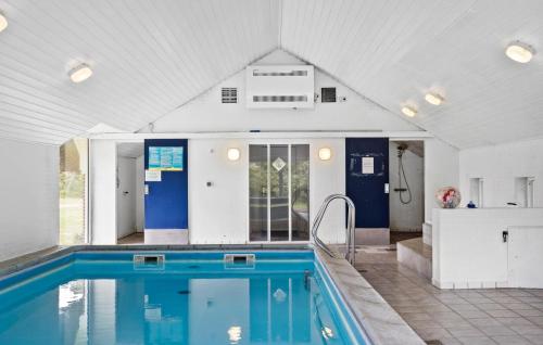 Piscina, 1 Bedroom Awesome Home In Blåvand (1 Bedroom Awesome Home In Blavand) in Vejers Strand