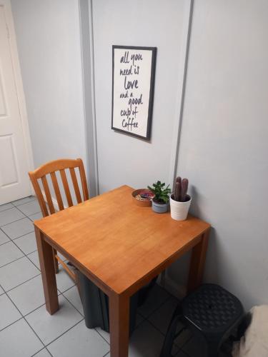 The wee airport cottage 3