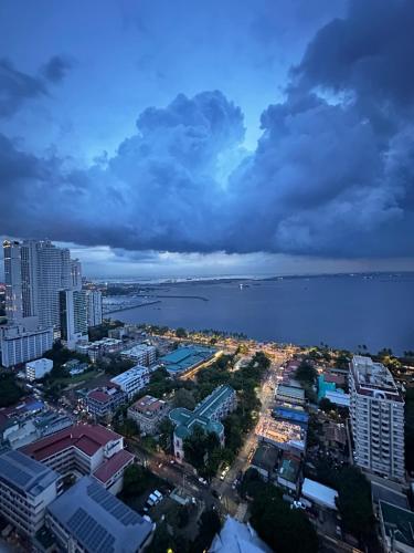 Malate Bayview Mansion City View and Seaview Room, Manille
