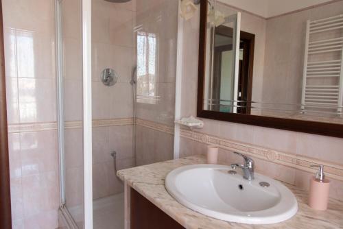 Shower, Casa Vacanze Residenziale, near the Sea, free parking, family accomodation in San Giovanni a Teduccio