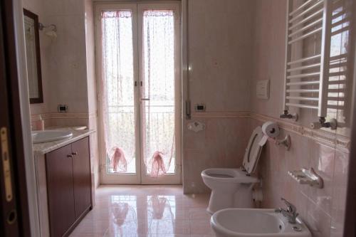 Bathroom, Casa Vacanze Residenziale, near the Sea, free parking, family accomodation in San Giovanni a Teduccio