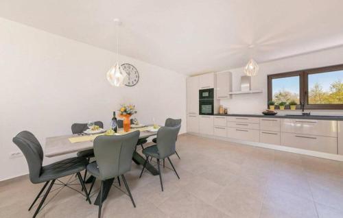 Létesítmények, Villa Milica near Labin for 8 people with private pool & kids playground - pet friendly in Presika