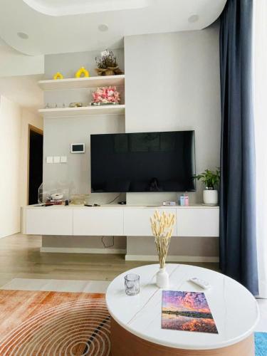 Lounge/area TV in comune, Casa di  m² con 2 camera(e) e 2 bagno(i) privato(i) in zona Distretto 9 (Suzon-Luxurious Apartment at Lumiere Boulevard VGP) in Distretto 9