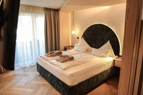 1 queen bed, 1 sofa bed