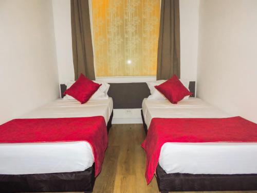 2 twin beds