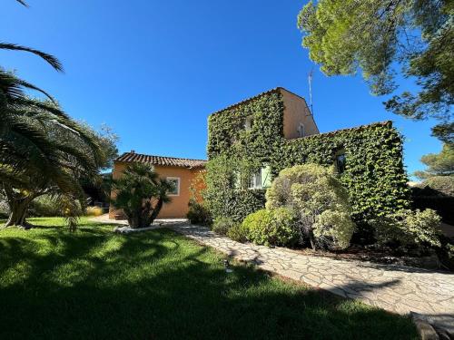 VILLA CHEZ-NOUS C'est chez vous, piscine, plages et golfs in Boulouris