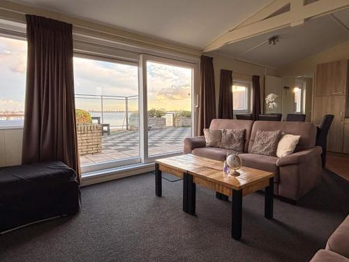 3 bedrooms, 6 beds